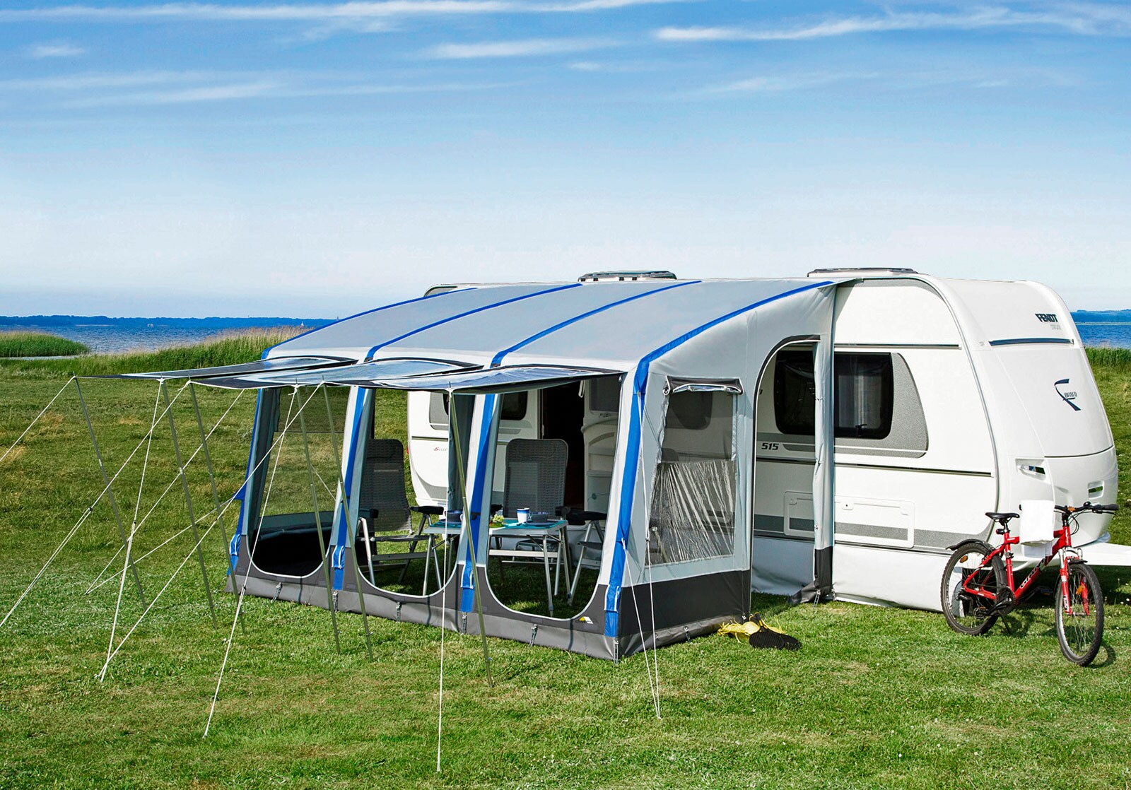 caravan bremen 2025 News - Bild vom dwt Vorzelt Modell Space Air HQ außen auf Rasenfläche mit Campinganhänger.