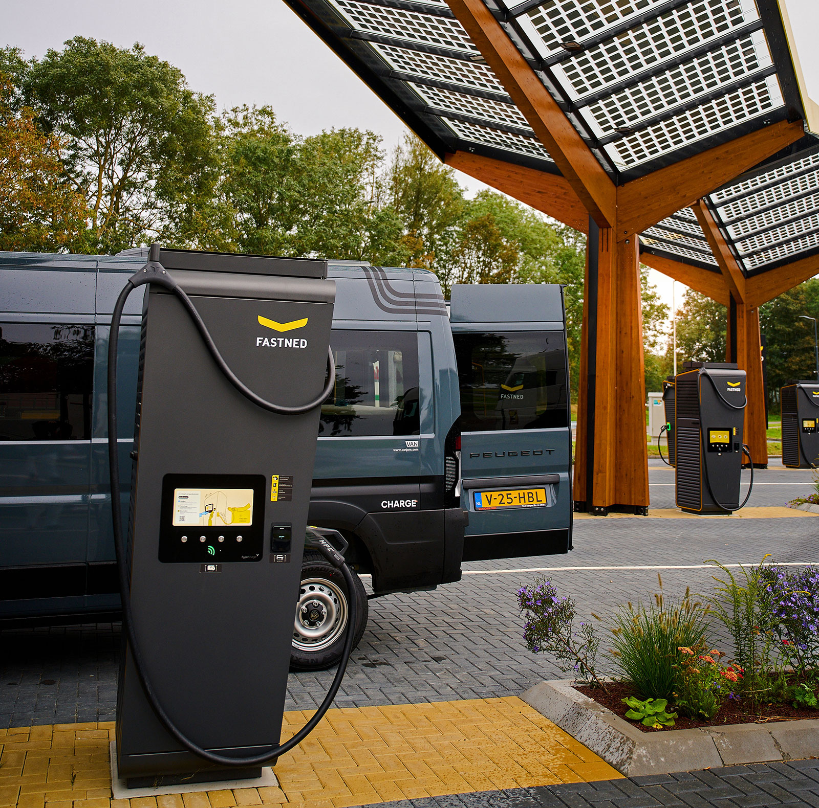 Van-Jorn-Charge-vollelektrisch-außen