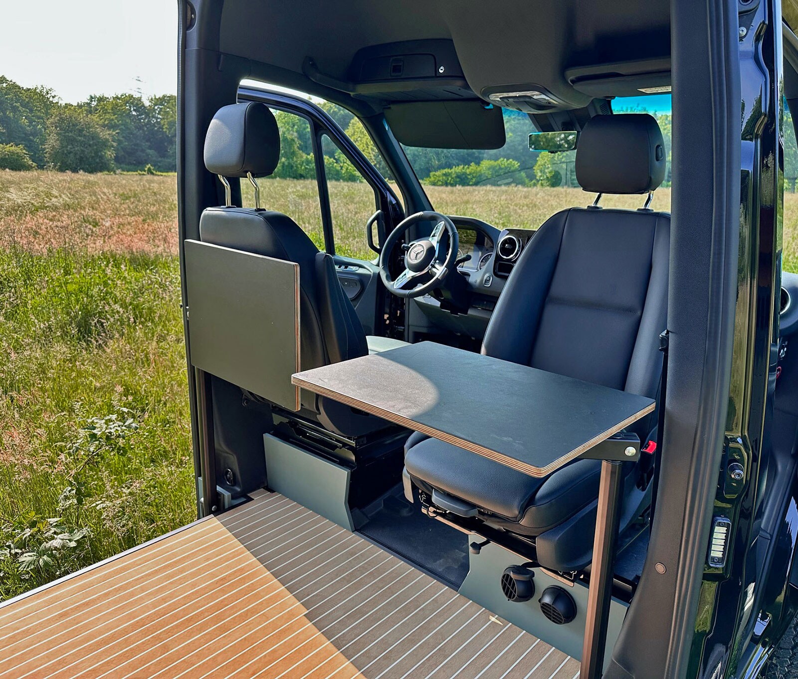 VIKIVAN-Gullwing-innen-Tische-für-Internetseite-news